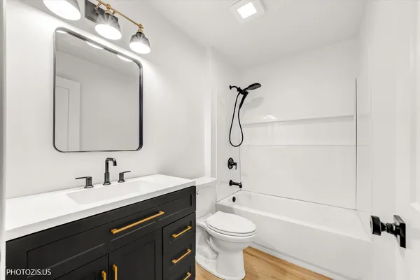 $329,900 | 102 River Bluff Court, Carpentersville, IL 60110