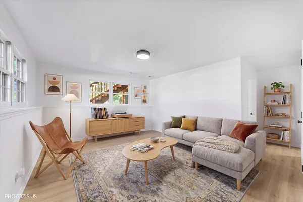 $329,900 | 102 River Bluff Court, Carpentersville, IL 60110