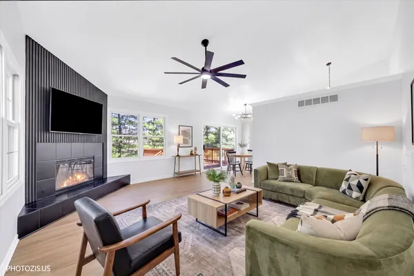 $329,900 | 102 River Bluff Court, Carpentersville, IL 60110