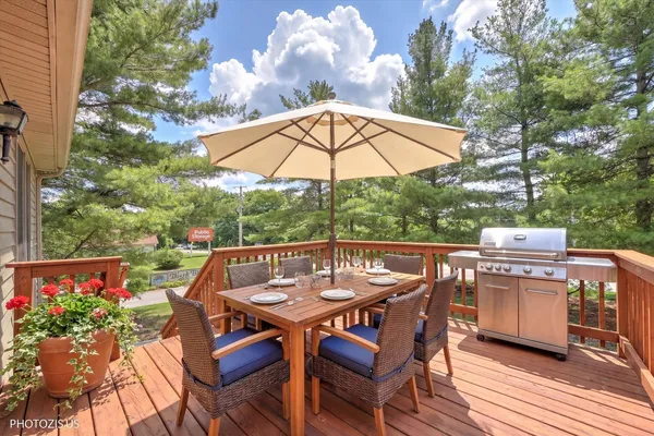 $329,900 | 102 River Bluff Court, Carpentersville, IL 60110