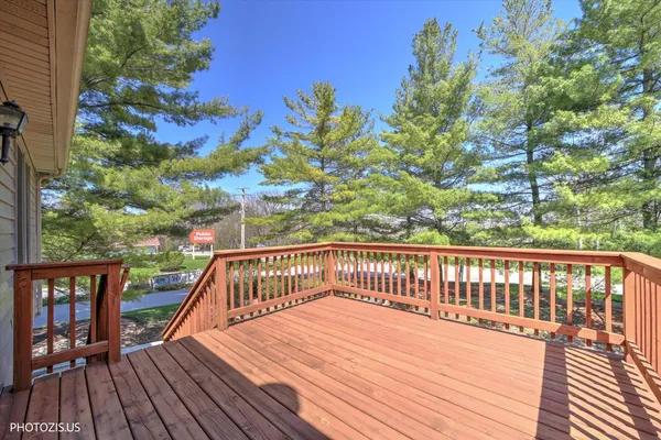 $329,900 | 102 River Bluff Court, Carpentersville, IL 60110