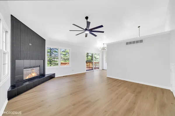 $329,900 | 102 River Bluff Court, Carpentersville, IL 60110