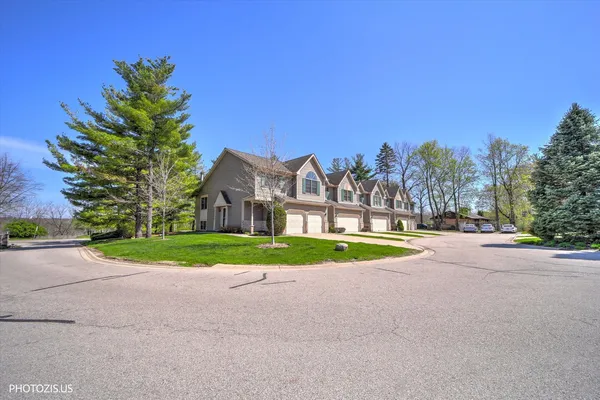 $329,900 | 102 River Bluff Court, Carpentersville, IL 60110