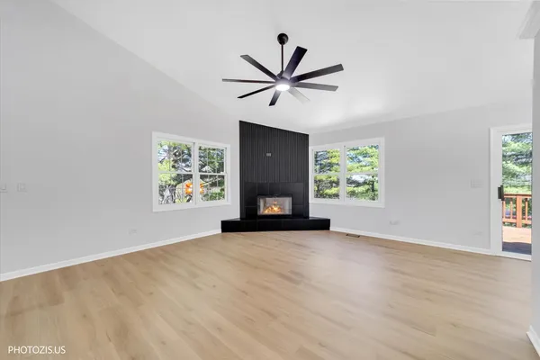 $329,900 | 102 River Bluff Court, Carpentersville, IL 60110