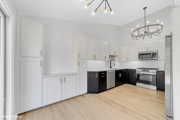 $329,900 | 102 River Bluff Court, Carpentersville, IL 60110