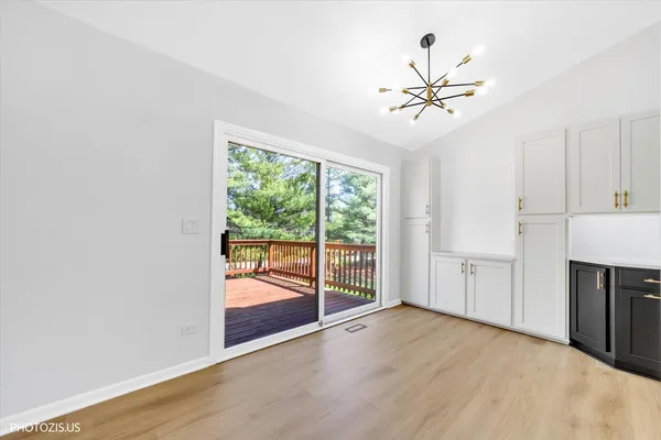 $329,900 | 102 River Bluff Court, Carpentersville, IL 60110