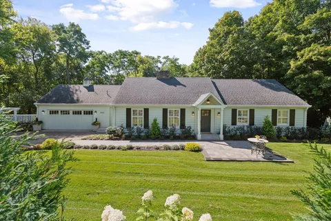 $1,300,000 | 3922 Heathcote Road, Deephaven, MN 55391