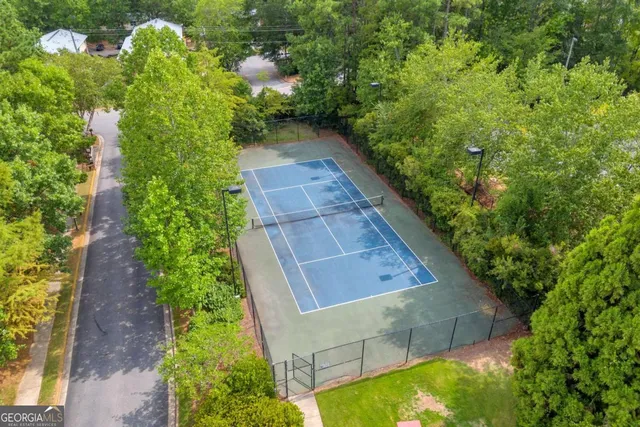 a view of a yard with plants
