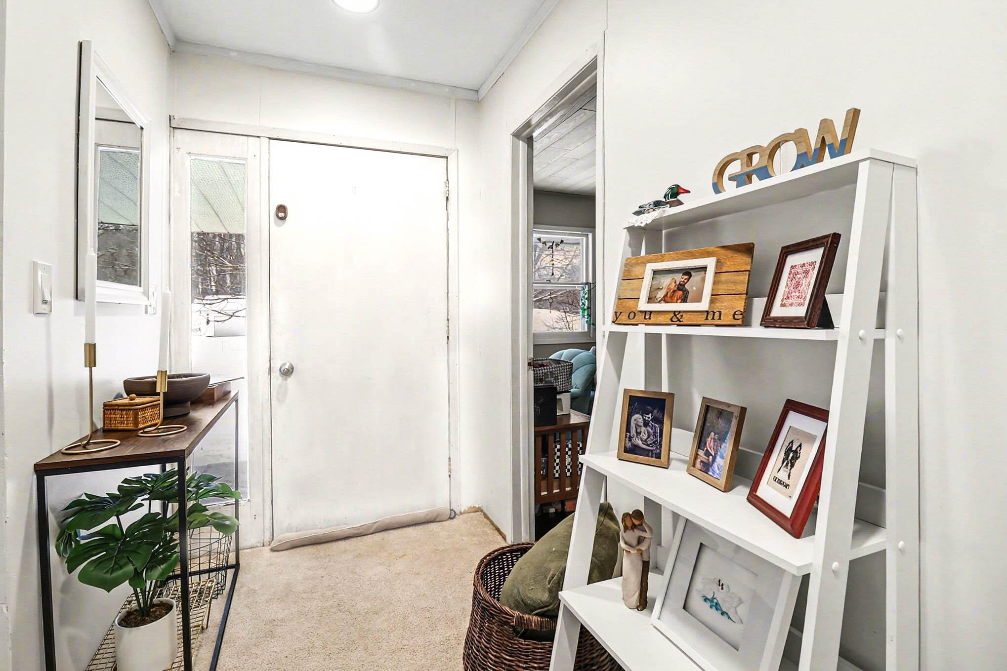 92 South Amber Road Scottville, MI 49454 - Photo 3 of 21 Foyer