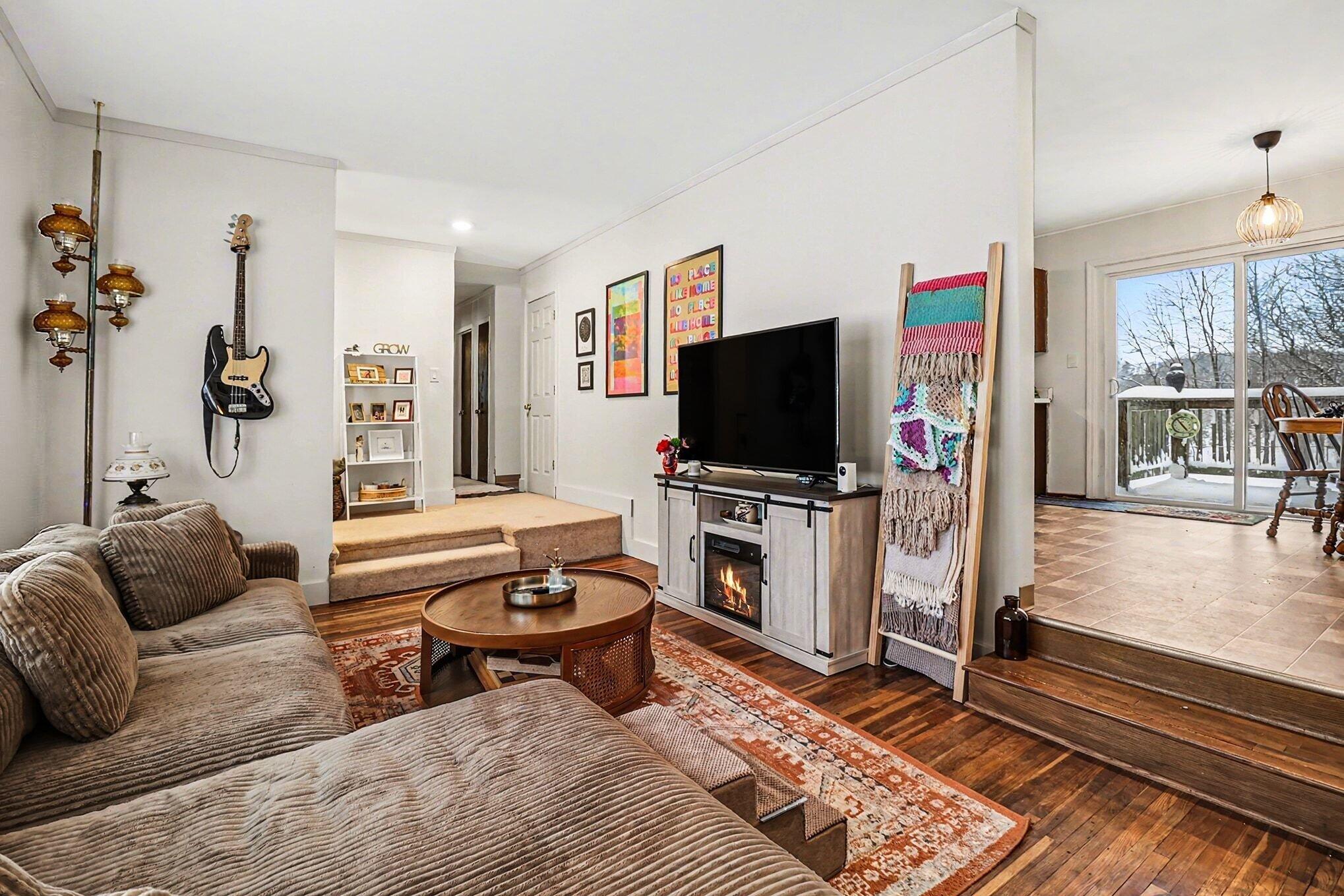 92 South Amber Road Scottville, MI 49454 - Photo 4 of 21 Living Room