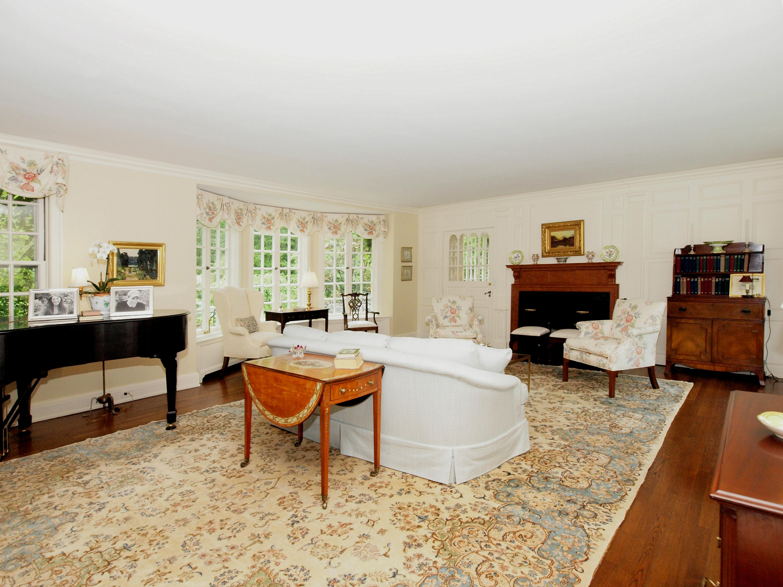 613 Silvermine Road New Canaan, CT 06840 - Photo 5 of 25 5 Gracious Living Room