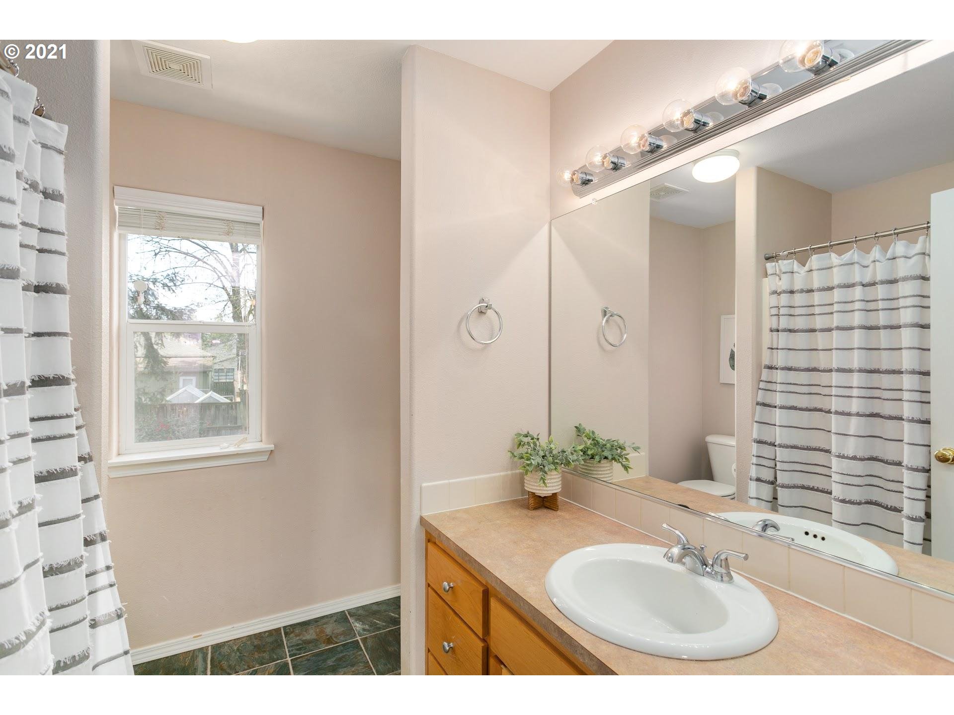 5227 Northeast 27th Avenue Portland, OR 97211 - Photo 14 of 17