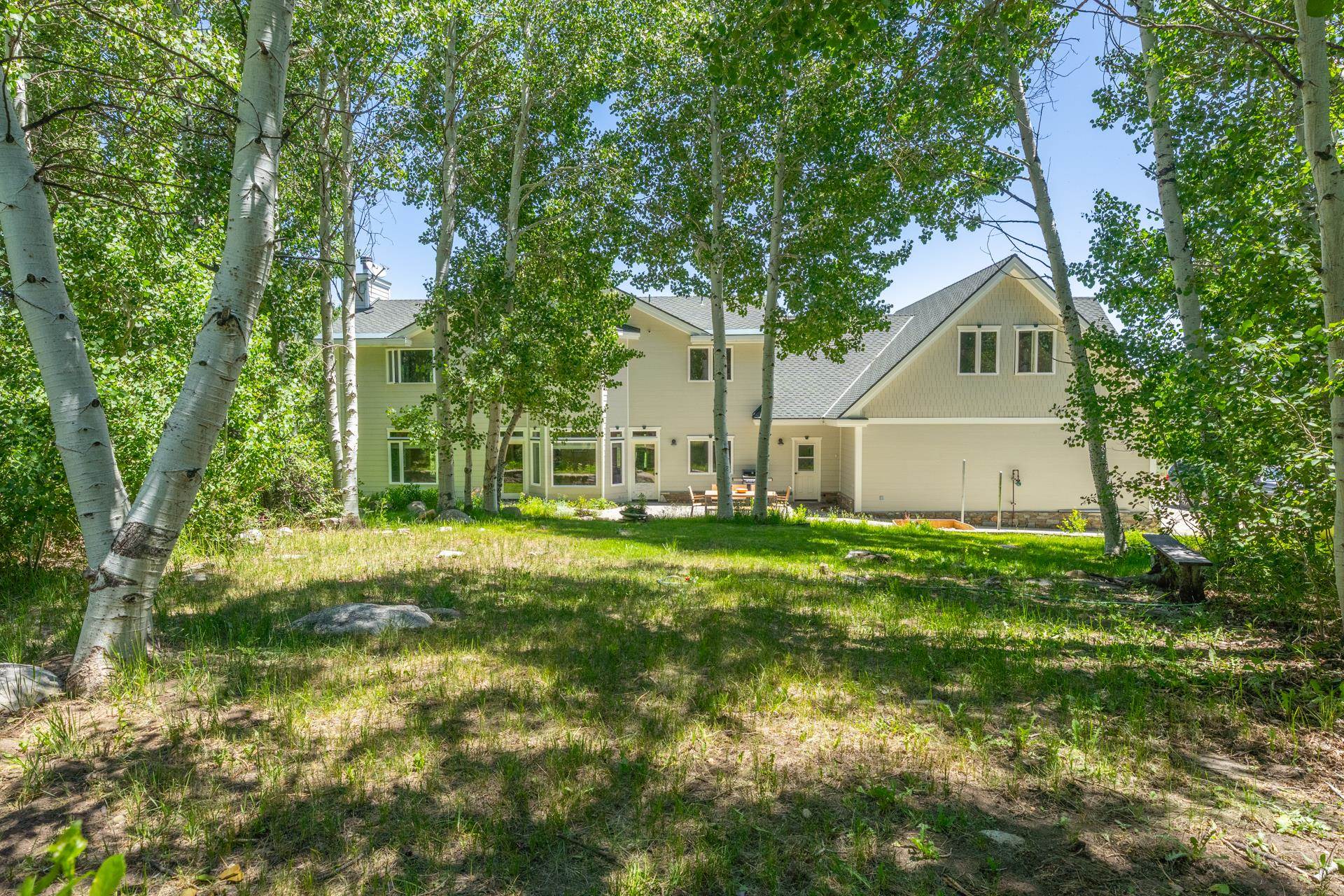 22 Juniper Drive, Unit 2 Mammoth Lakes, CA 93546 - Photo 29 of 50 a front view of house with yard and green space
