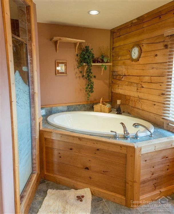 54265 Huntington Road Bend, OR 97707 - Photo 17 of 24 Master soaking tub and custom tiled show