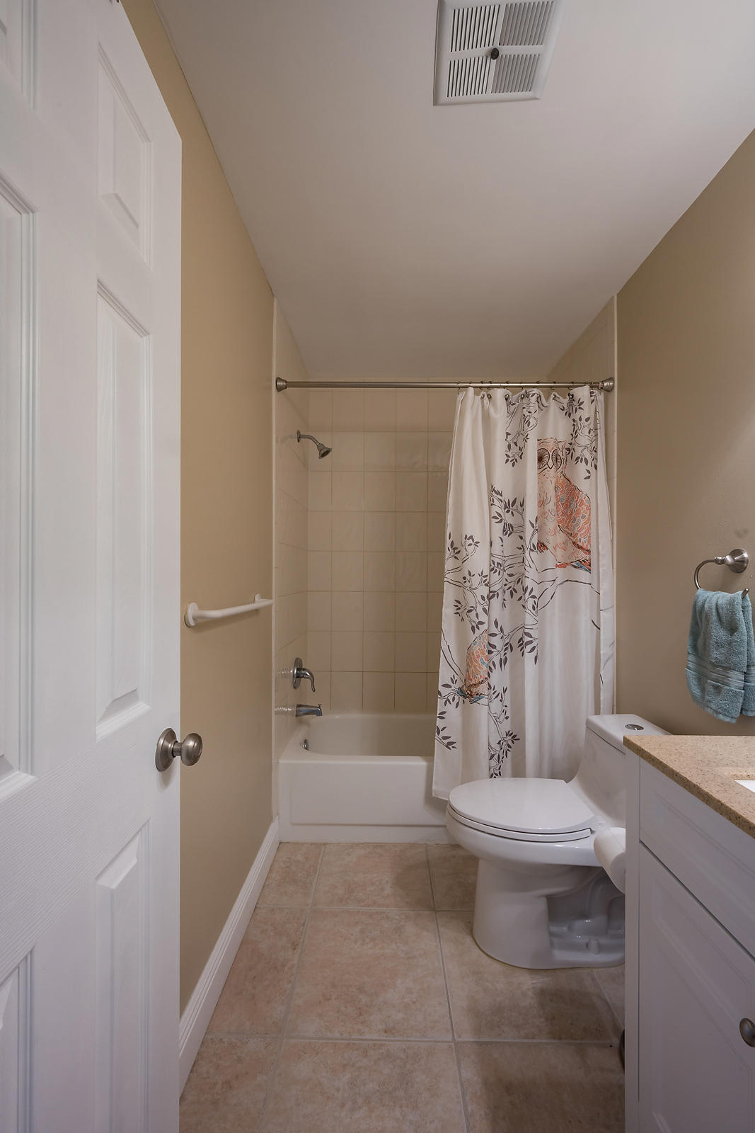 169 Banyan Circle Jupiter, FL 33458 - Photo 24 of 28 169 Banyan Circle_guest_bathroom_1