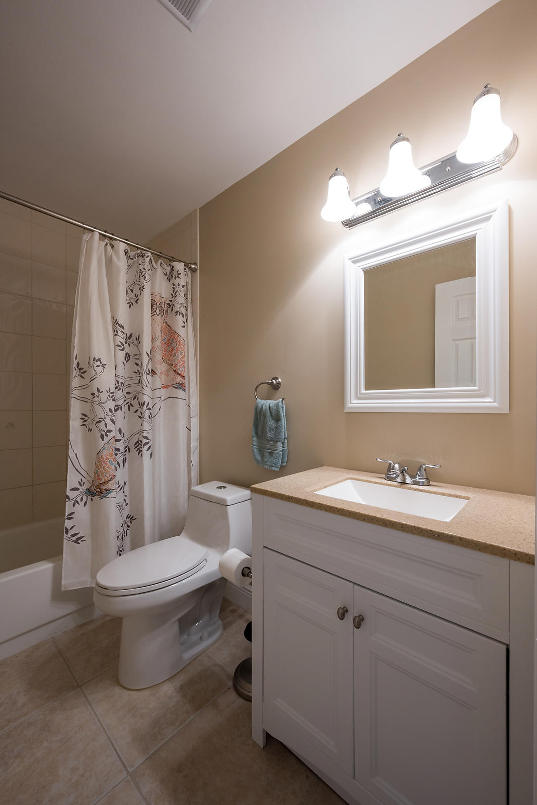 169 Banyan Circle Jupiter, FL 33458 - Photo 25 of 28 169 Banyan Circle_guest_bathroom_2