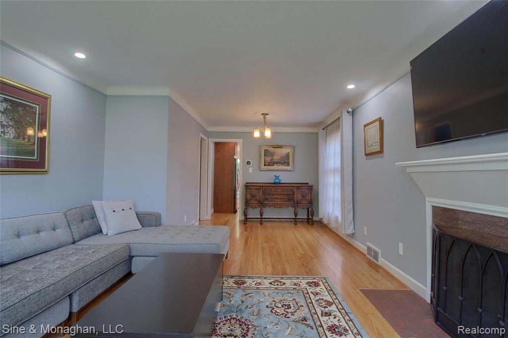 1985 Oxford Road Grosse Pointe Woods, MI 48236 - Photo 2 of 30