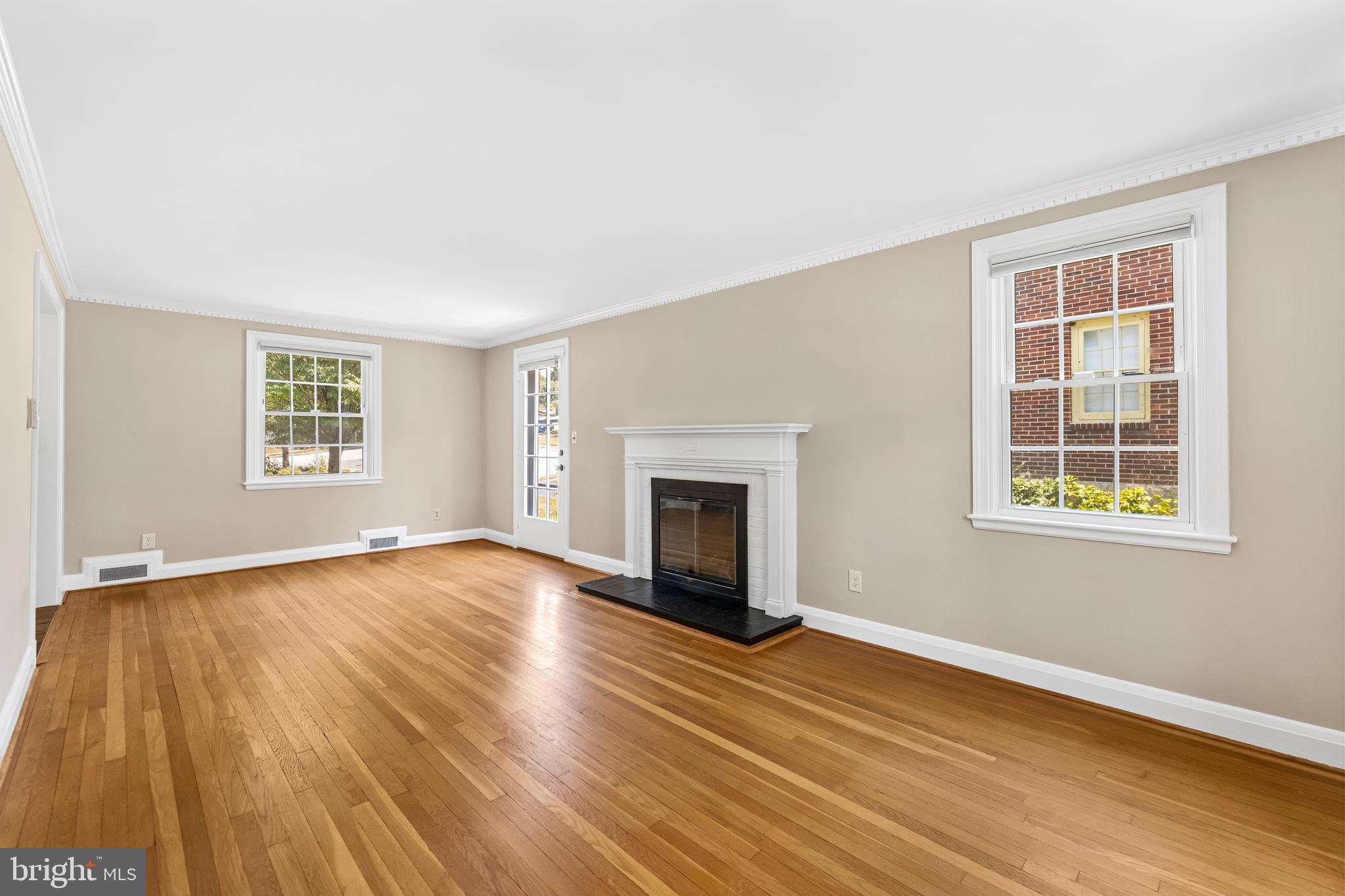 401 Alabama Road Towson, MD 21204 - Photo 7 of 35 Living Room