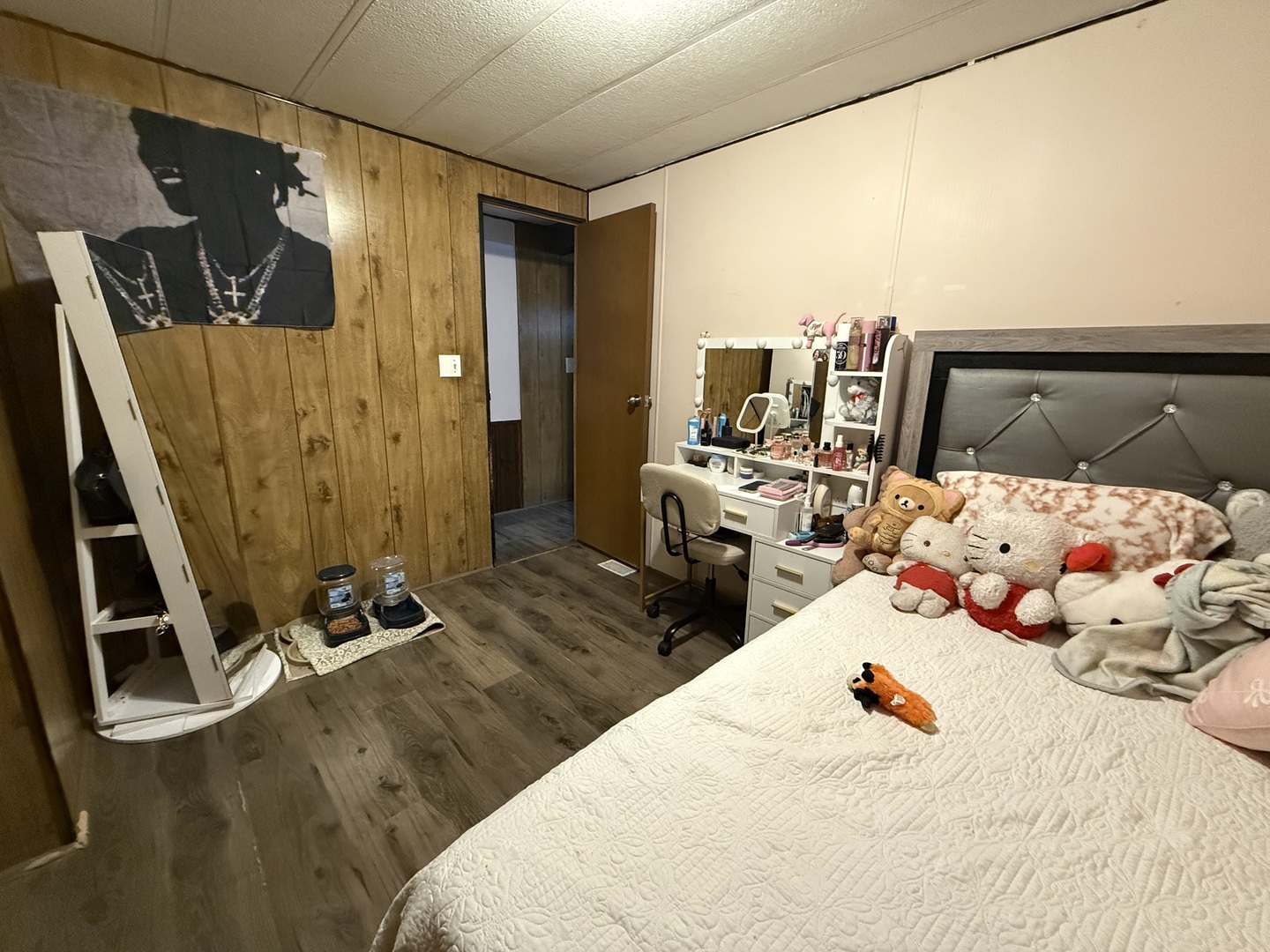 516 Prairie Road Matteson, IL 60443 - Photo 14 of 25 a bed room with two beds and a large mirror