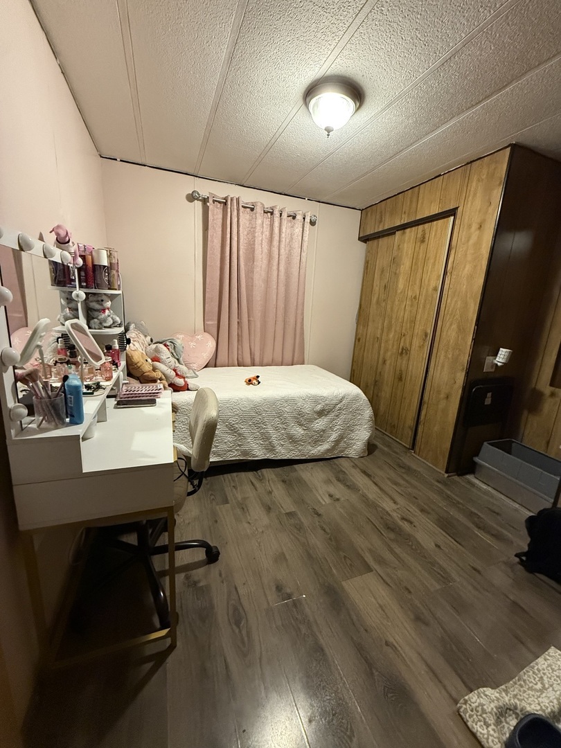 516 Prairie Road Matteson, IL 60443 - Photo 15 of 25 a bedroom with a bed and a table