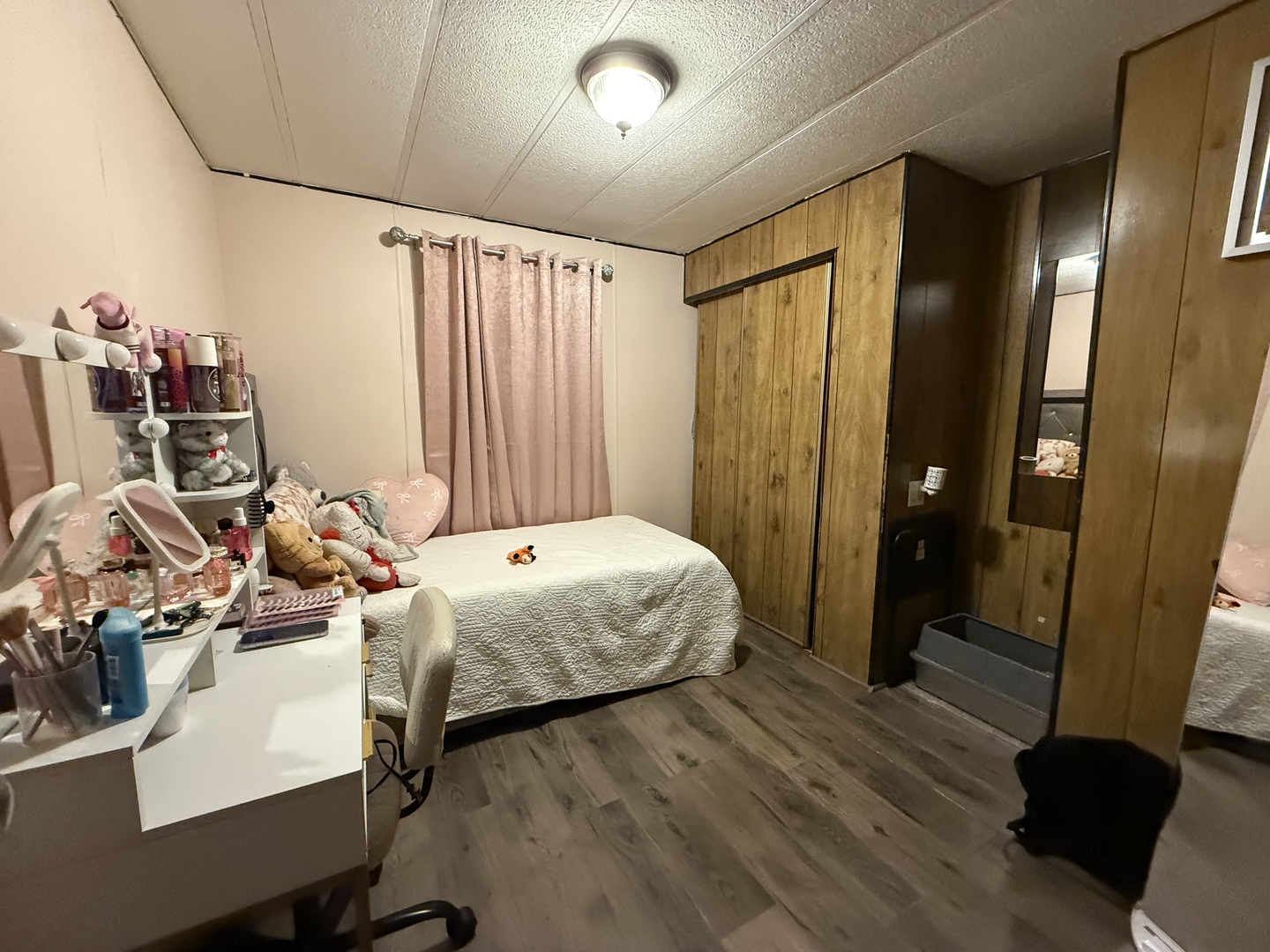 516 Prairie Road Matteson, IL 60443 - Photo 16 of 25 a bedroom with a bed and a table