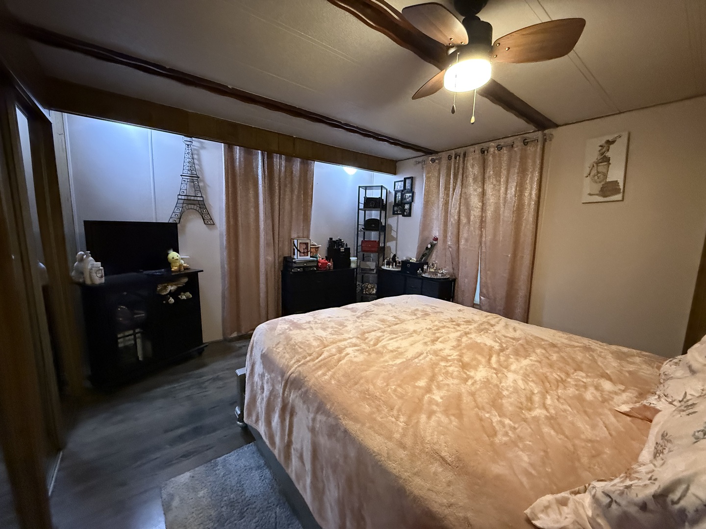 516 Prairie Road Matteson, IL 60443 - Photo 18 of 25 a large bed in a bedroom next to a window