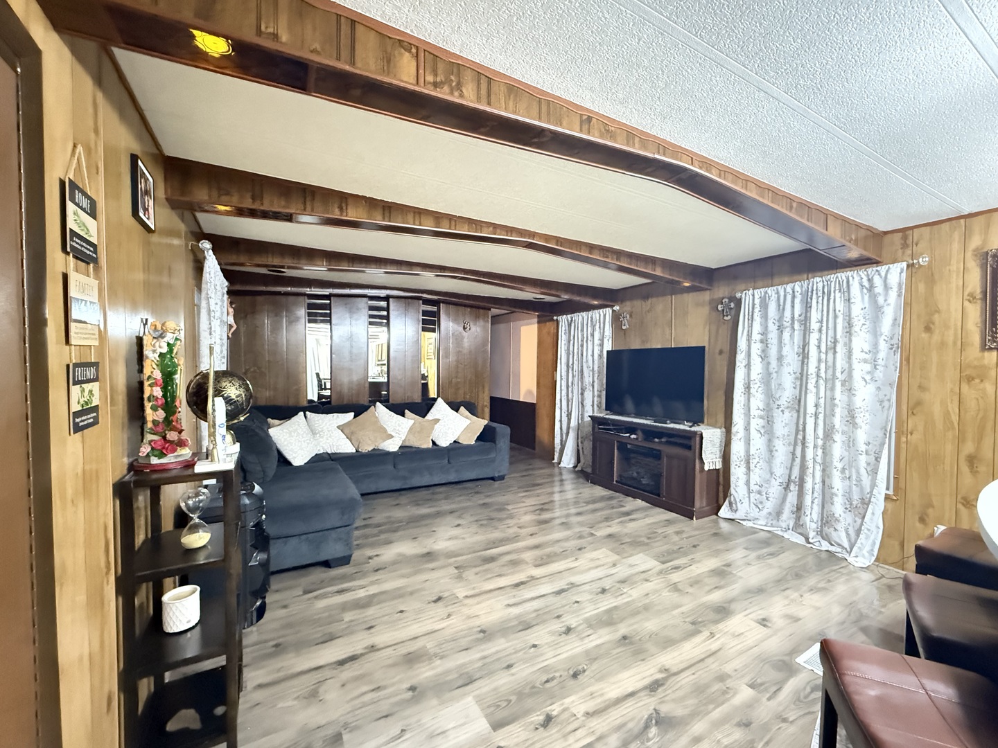 516 Prairie Road Matteson, IL 60443 - Photo 2 of 25 a living room with furniture and a flat screen tv