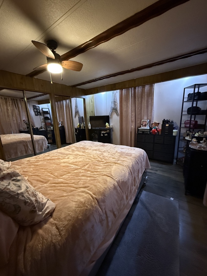 516 Prairie Road Matteson, IL 60443 - Photo 21 of 25 a large bed in a bedroom next to a window
