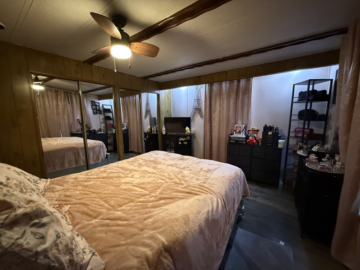 516 Prairie Road Matteson, IL 60443 - Photo 22 of 25 a bed room with a bed and a large mirror