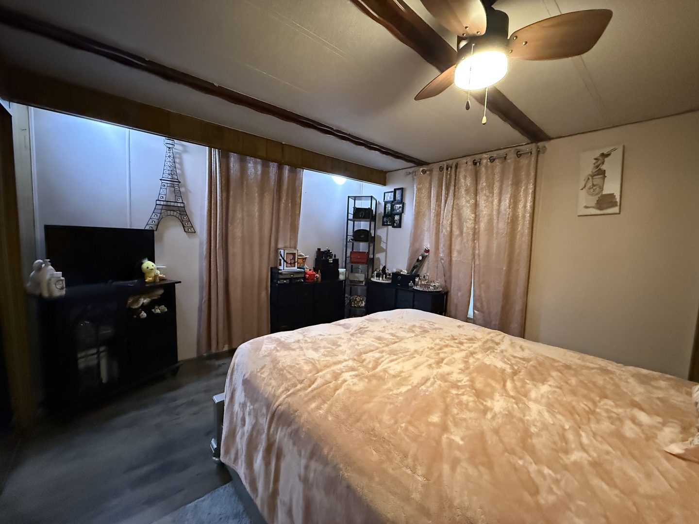 516 Prairie Road Matteson, IL 60443 - Photo 23 of 25 a large bed in a bedroom next to a window