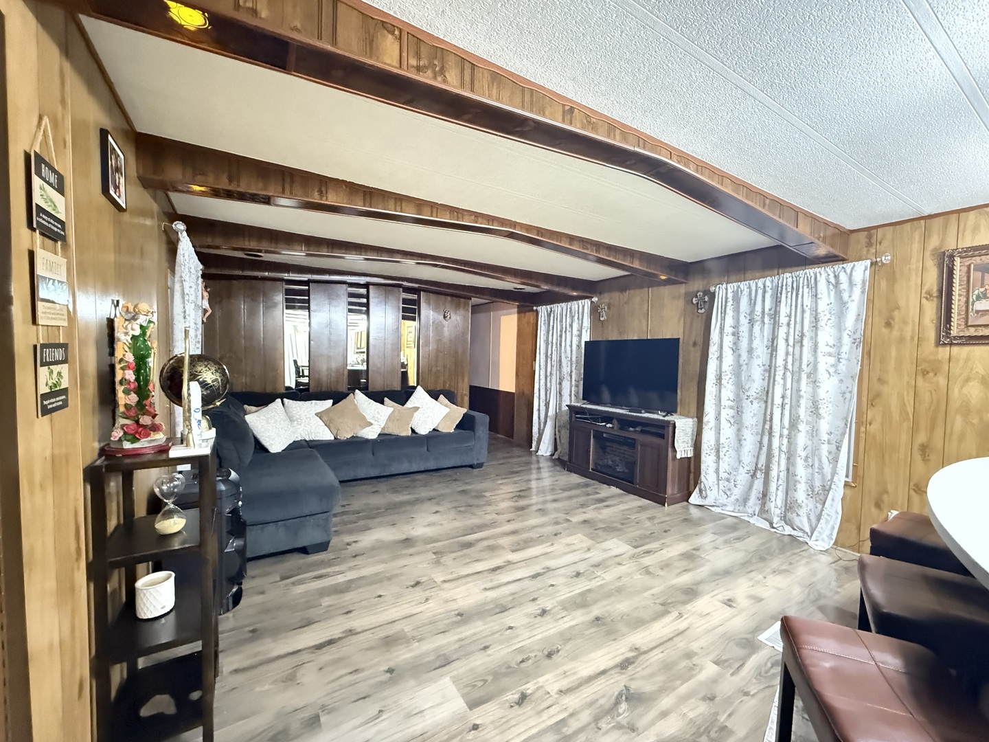 516 Prairie Road Matteson, IL 60443 - Photo 3 of 25 a living room with furniture and a flat screen tv