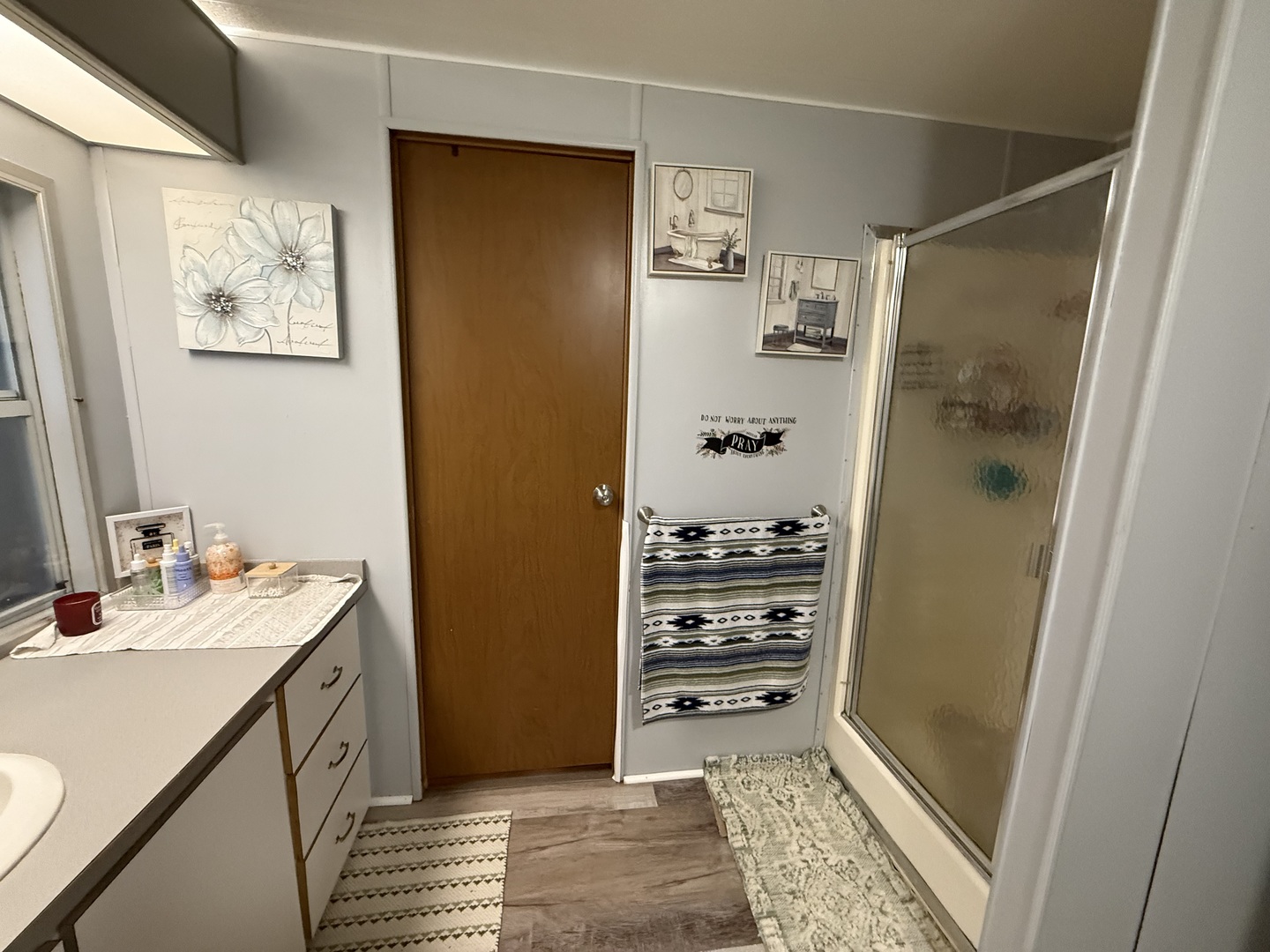 516 Prairie Road Matteson, IL 60443 - Photo 10 of 25 a bathroom with a sink a toilet and shower