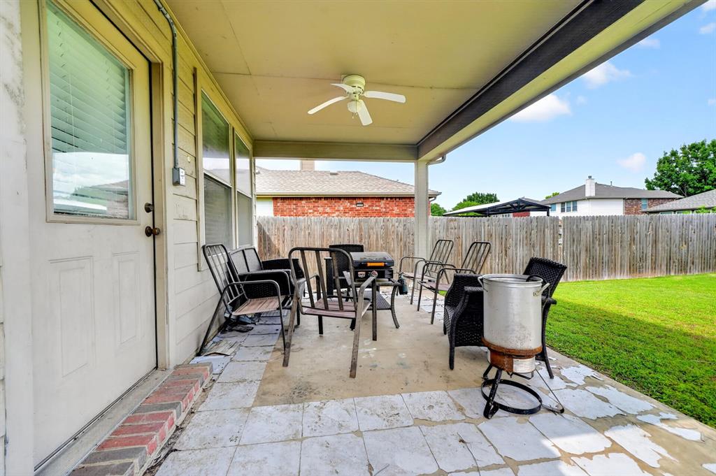 511 Chestnut Trail Forney, TX 75126 - Photo 28 of 32 Covered patio featuring a ceiling fan, concrete flooring, and an expansive lawn