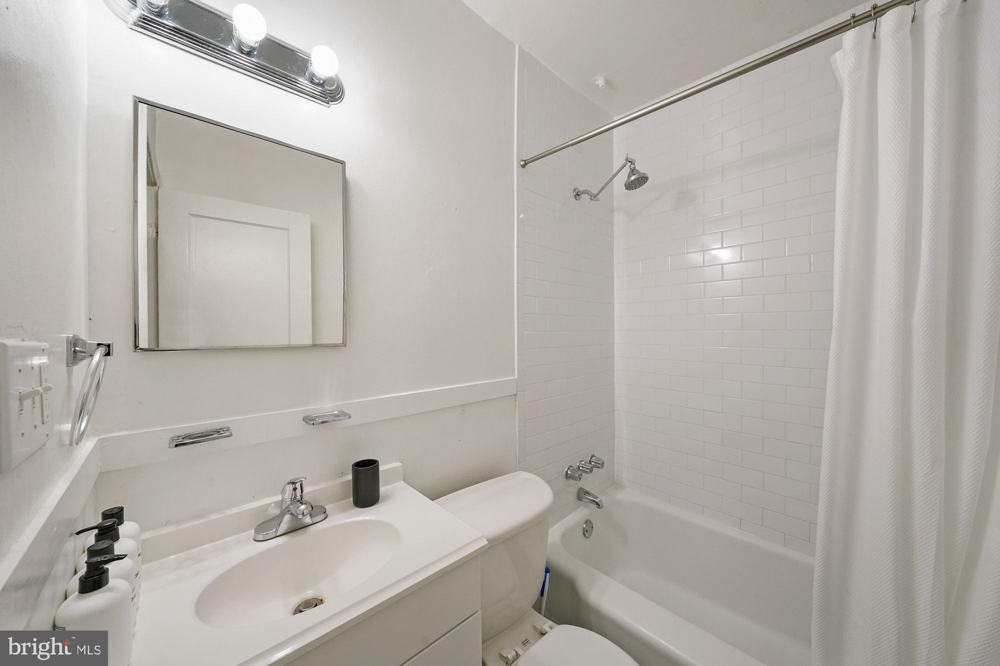 114 P Street Southwest Washington, DC 20024 - Photo 17 of 32 Unit #2 Bathroom