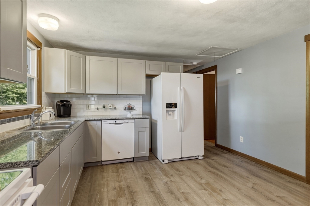 64 Tioga Street Springfield, MA 01128 - Photo 11 of 27