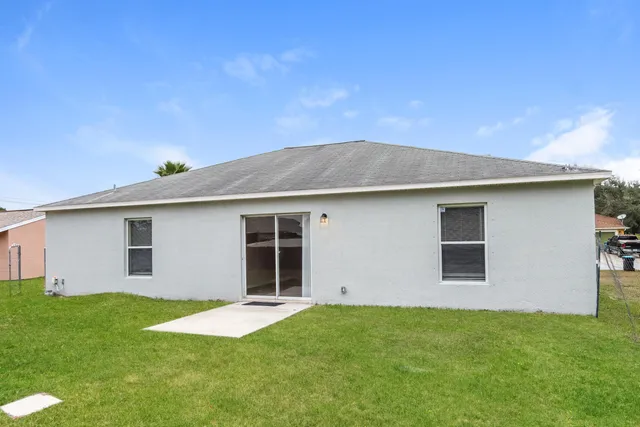 a view of a house with a backyard