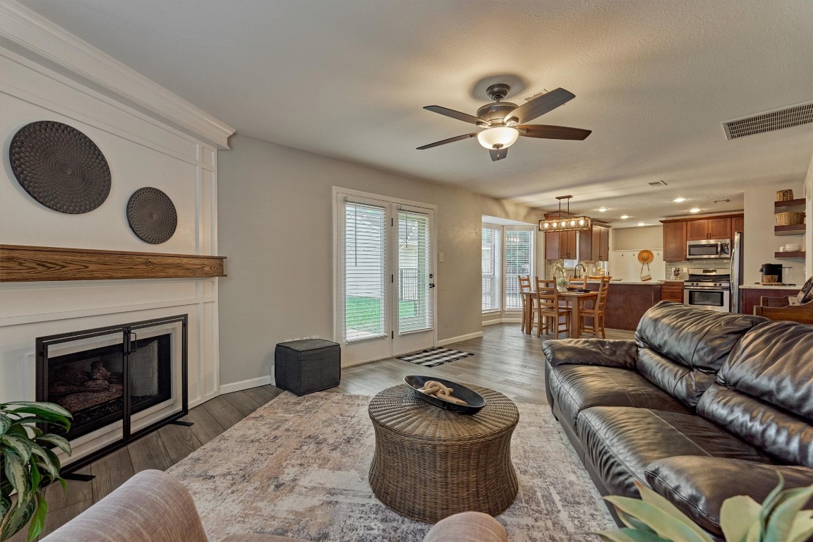 19 Greentwig Place Spring, TX 77381 - Photo 17 of 37 View from Family room to breakfast area and kitchen.