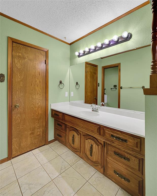 210 Chelsea Drive Hewitt, TX 76643 - Photo 20 of 36 a bathroom with a double vanity sink and a mirror