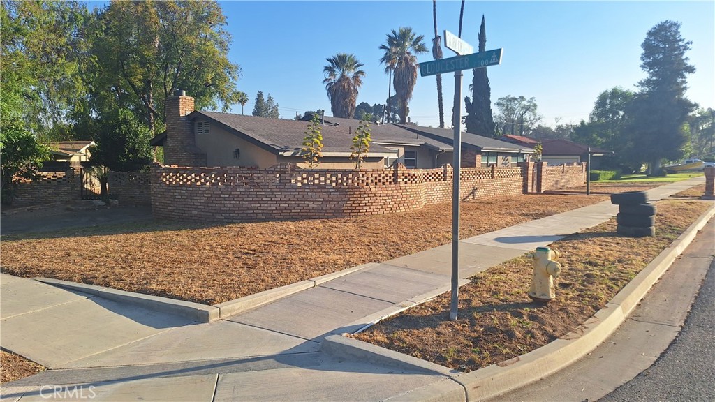 2327 Fairview Avenue Riverside, CA 92506 - Photo 4 of 30