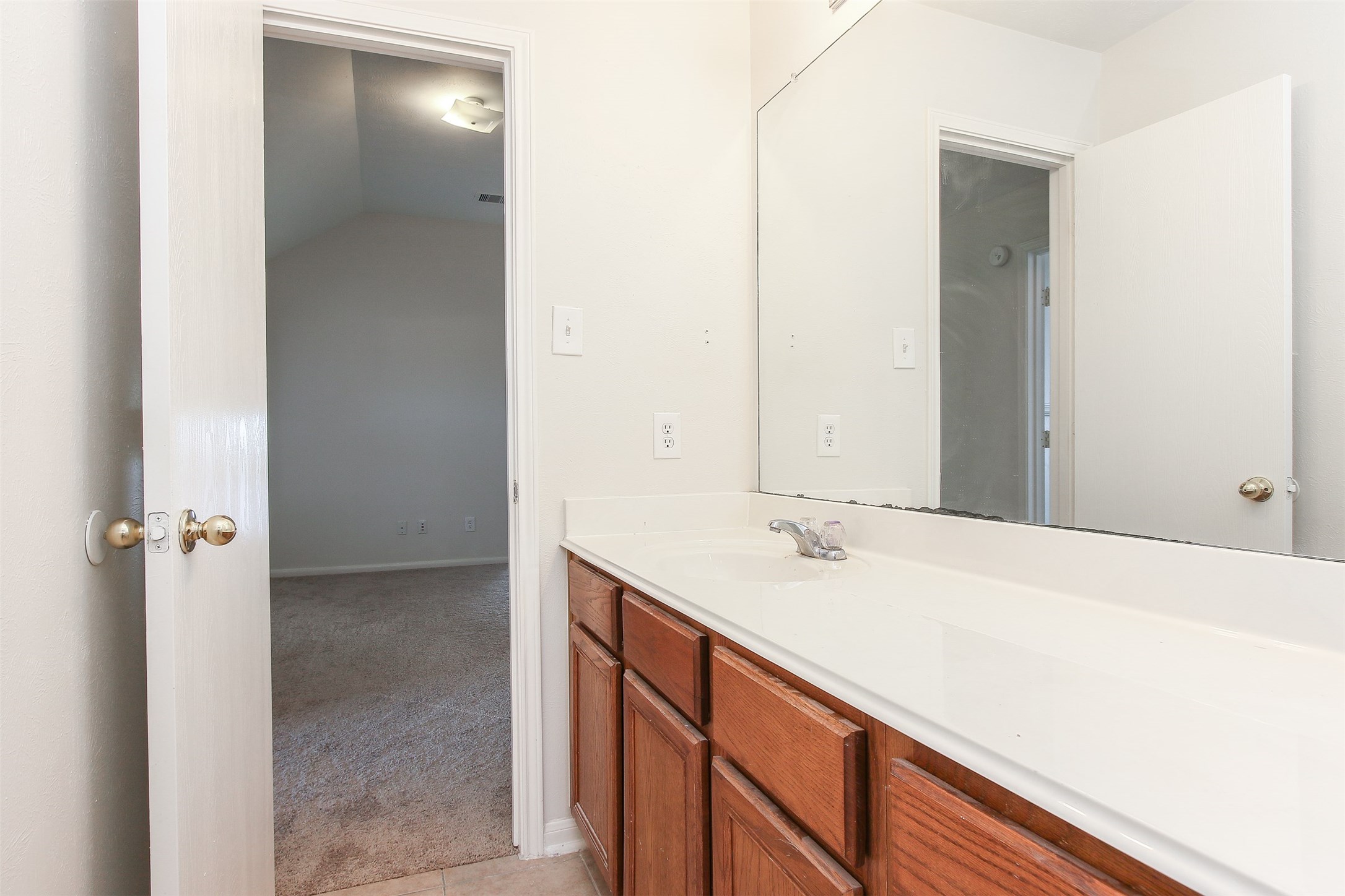 6103 Menor Crest Drive Spring, TX 77388 - Photo 38 of 41 2nd bath upstairs