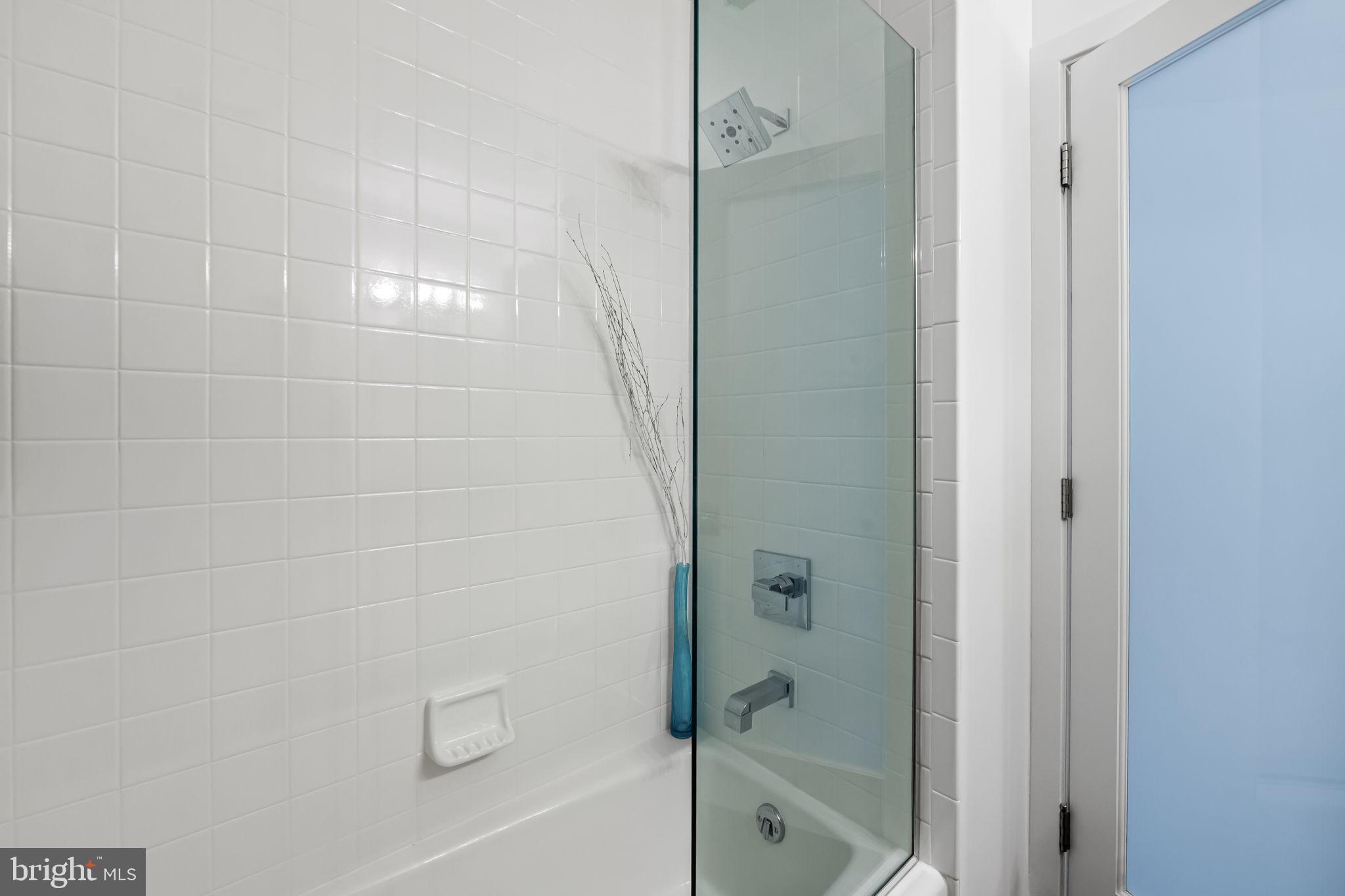 4001 Old Court Road, Unit 517 Baltimore, MD 21208 - Photo 26 of 38 a bathroom with a bathtub