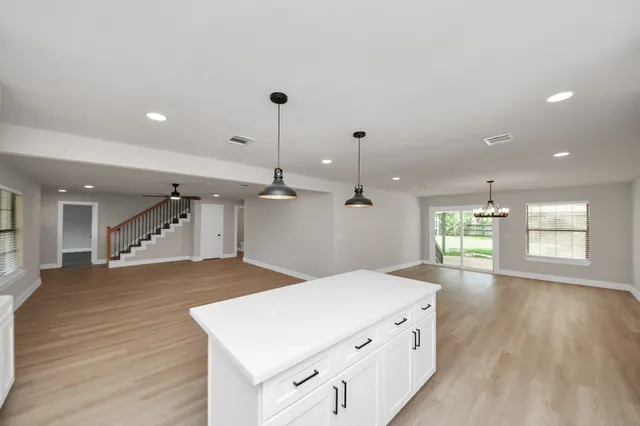 $2,395 | 2954 County Road 855, Alvin, TX 77511