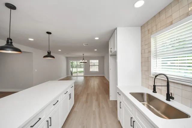 $2,395 | 2954 County Road 855, Alvin, TX 77511