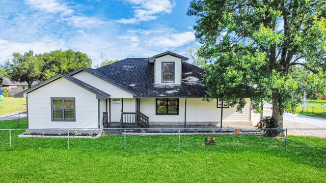 $2,395 | 2954 County Road 855, Alvin, TX 77511