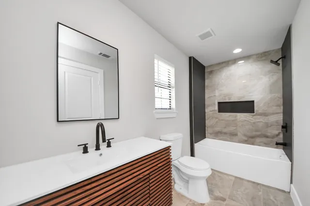 $2,395 | 2954 County Road 855, Alvin, TX 77511