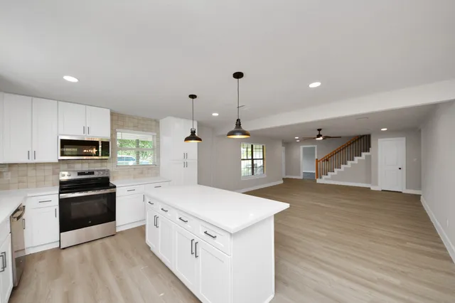 $2,395 | 2954 County Road 855, Alvin, TX 77511