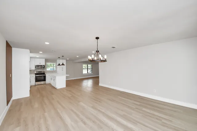 $2,395 | 2954 County Road 855, Alvin, TX 77511