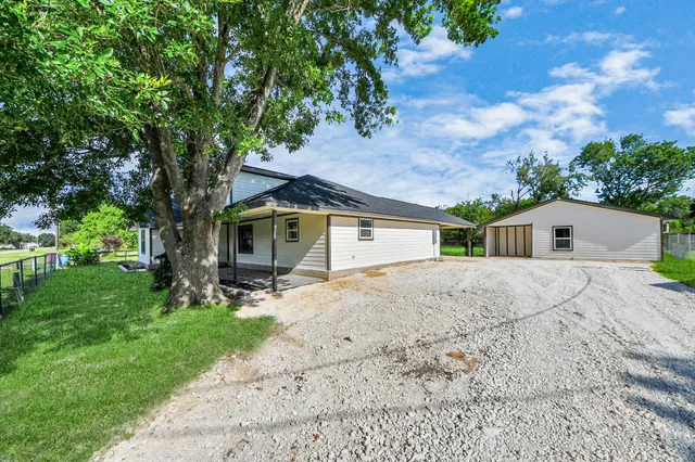 $2,395 | 2954 County Road 855, Alvin, TX 77511