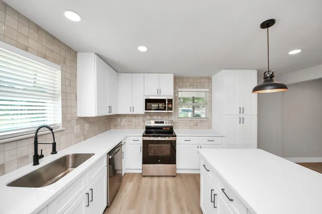 $2,395 | 2954 County Road 855, Alvin, TX 77511