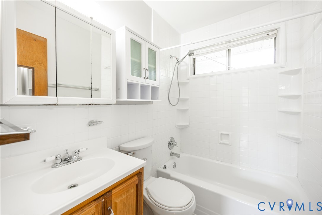 3000 Perlock Road Richmond, VA 23237 - Photo 14 of 16 Full bathroom with washtub / shower combination, v